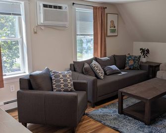 Perfectly Located 1 Bedroom, newly remodeled - Augusta - Sala de estar
