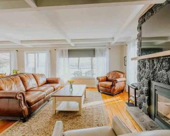 Moira Lake - Lake Front Family Cottage - All Season Oasis - Madoc - Sala de estar