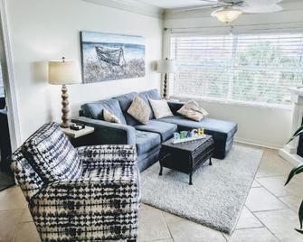 Hibiscus Oceanfront Resort - Saint Augustine Beach - Wohnzimmer