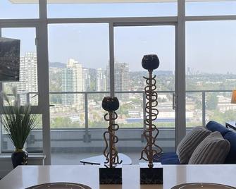 Bright, Accessible, Luxury Vacation Apartment with Mountain Views - Burnaby - Restaurant