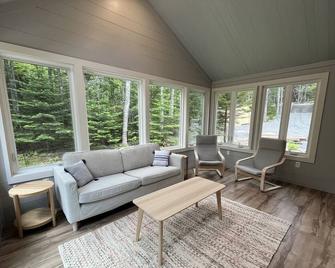 Private Bayfront Cottage on 19 wooded acres with Dock on the Schoodic, Sleeps 10 - Prospect Harbor - Sala de estar