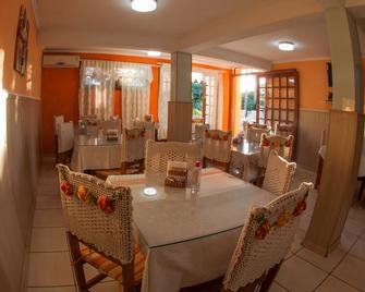 Pousada Baía dos Corais - เพนญ่า - ร้านอาหาร