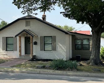 Newly remodeled quaint 2 bedroom 2 bath home in downtown Dexter, Missouri - Dexter - Budova