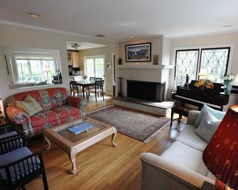 Rowayton House Close To Town - Norwalk - Living room