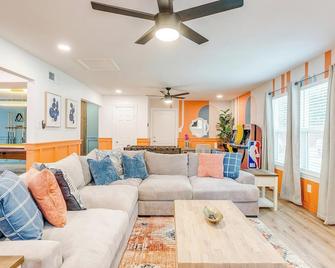 Mini Golf! Walk to AT&T Stadium & Globe Life - Arlington - Sala de estar