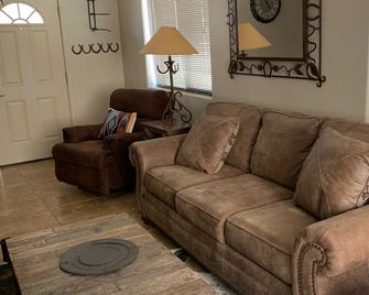 Casita 3 blocks from downtown! Very clean ! - Wickenburg - Wohnzimmer