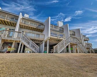 Queens Grant Sea Queen in Queens Grant 2 bed/2 bath - Topsail Beach - Building