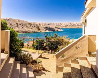 Studio-Apartment on the hill with balcony, sea view and shared garden - Metajna - Balcony
