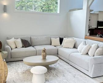 Lakefront Oasis, Private New Dock, Extensive Renovations, Sleeps 12! - Blind Bay - Living room