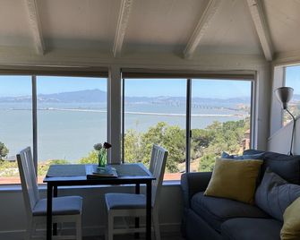 Top Floor Studio with great views overlooking the San Francisco Bay - Richmond - Balkon