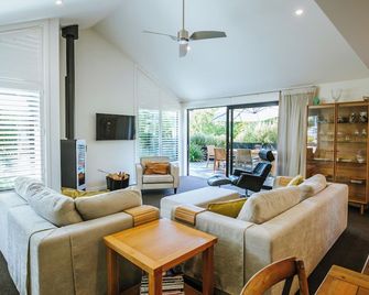 Number 3 - Family Friendly - Sleeps 8 - Wanaka - Salon