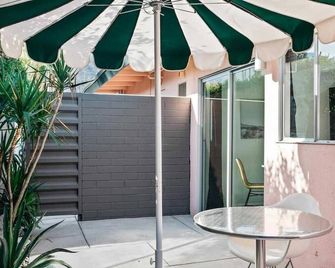 The Marley Hotel by AvantStay 20 OCC Full Hotel Buyout in Palm Springs w Pool Hot Tub - Palm Springs - Patio