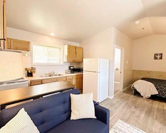 Cozy Studio Close to Ferry - Saint Ignace - Kitchen