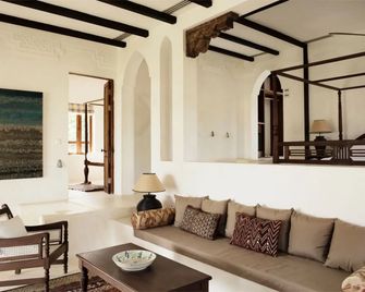 Qambani Luxury Resort - Pingwe - Living room