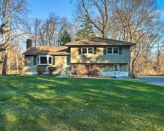 Family-Friendly Woodbury Home with Yard and Deck! - Woodbury - Building