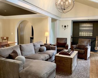 Stunning open plan huge kitchen on lake games rm bar firepit restaurants 4 beds - Roswell - Living room