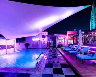 Mercure Gold Hotel Al Mina Road Dubai - Dubai - Bể bơi