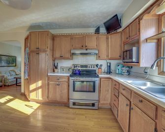 Quaint Youngstown Home about 2 Mi to Boardman Park! - Youngstown - Kuchnia