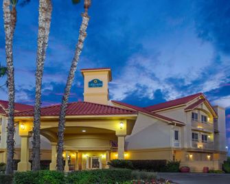 La Quinta Inn & Suites by Wyndham Tucson Airport - Tucson - Bygning
