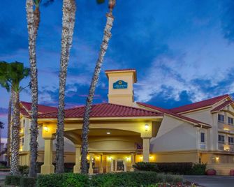 La Quinta Inn & Suites by Wyndham Tucson Airport - טוסון - בניין