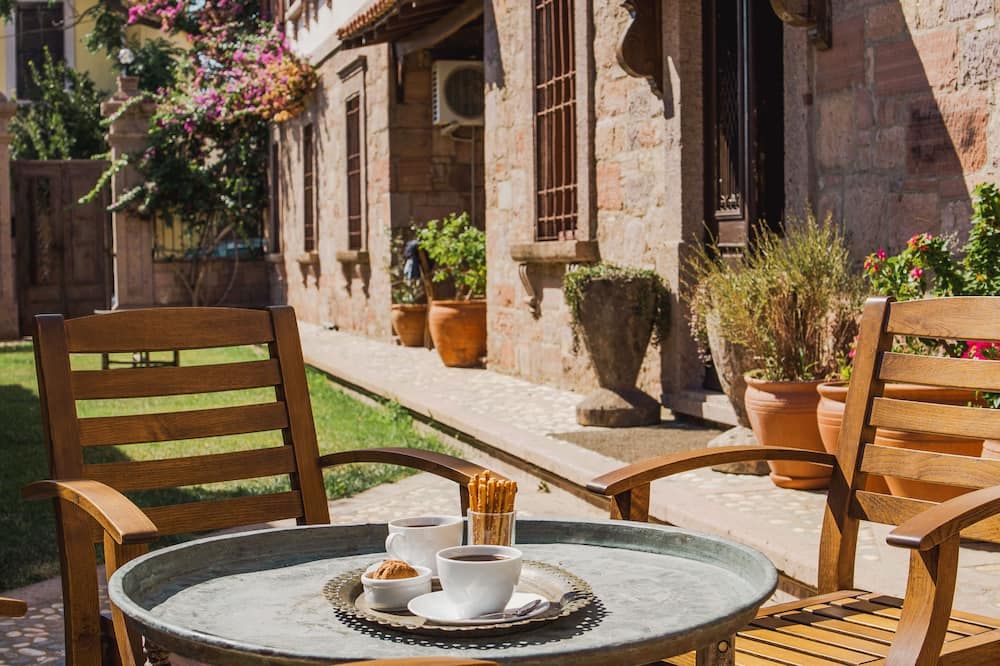 Tas Konak Hotel - אייבאליק - פטיו