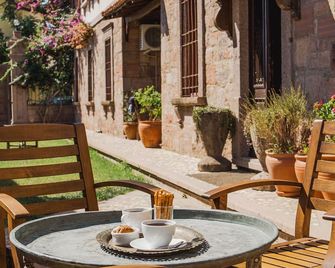 Tas Konak Hotel - אייבאליק - פטיו