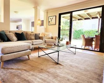 Family friendly 3 bedroom house with garden, full amenities, and use of pool. - Sandstone Point - Sala de estar