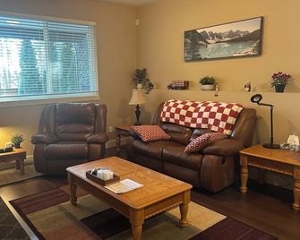 Quiet Private suite in a forest setting w/Parking | Great Value, near Vancouver. - Maple Ridge - Living room