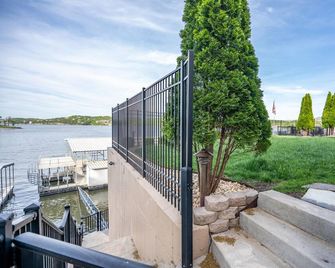 Lakefront Oasis-Miles of Main Channel Views, Fenced Yard, Xtra Suite, Game Room! - Sunrise Beach - Balcón