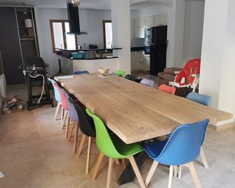 Air-conditioned Provencal villa for peaceful vacations with family or friends - Cuges-les-Pins - Salle à manger
