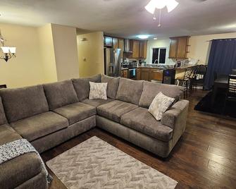 Modern 3-Bedroom Retreat in Howland - WiFi, Office & Fitness Space - Warren - Obývací pokoj