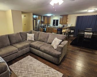 Modern 3-Bedroom Retreat in Howland - WiFi, Office & Fitness Space - Warren - Huiskamer
