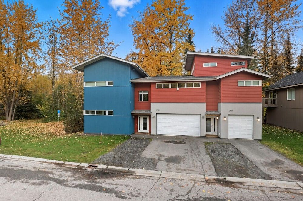 The Alaska Gallery - Modern Creekfront Rental - אנקוראג' - בניין