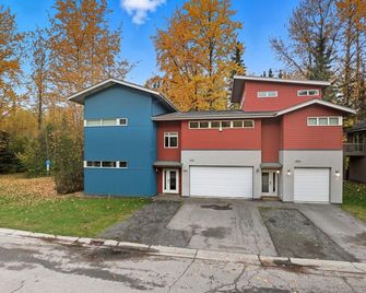 The Alaska Gallery - Modern Creekfront Rental - Anchorage - Building