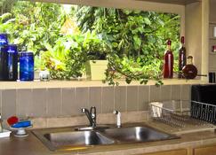 Paradise: Ocean View Cottage Solar Power Tropical Flower Gardens - Hana - Kitchen
