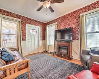 Quaint Home with Porch in Downtown Waynesville! - Waynesville - Living room