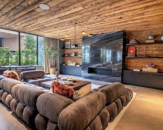 New Luxury Apt Downtown with Pool - Stamford - Living room