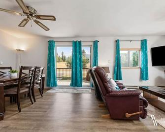 Serene Swan | Indoor Fireplace | 5 Min to Beach - Windermere - Living room