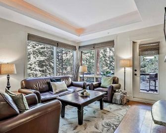 Woodland Retreat 2 Bedroom - Canmore - Living room