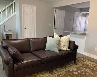 Rooms with a Mountain View - Pleasant Grove - Living room