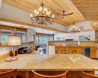 Luxury River Front Property - Hamilton - Кухня