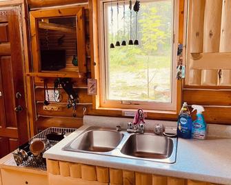 Experience True Solitude in this Gorgeous Wilderness Log Cabin - Cochrane - Keuken