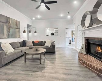 Razorback Retreat- 5 mi to University of Arkansas - Fayetteville - Sala de estar