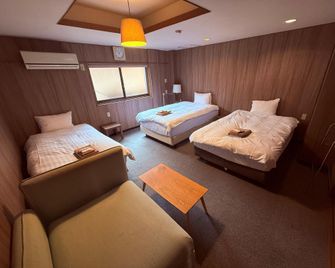 Cozy business inn, right by Osakako Station! On-site private parking and a large public bath. - Osaka - Habitación
