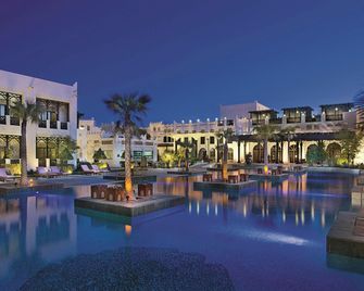 Sharq Village and Spa a Ritz-Carlton Hotel - דוחה - בריכה
