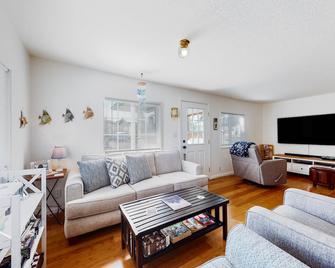 Dog-friendly coastal-themed home with a full kitchen & washer/dryer - Reedsport - Soggiorno