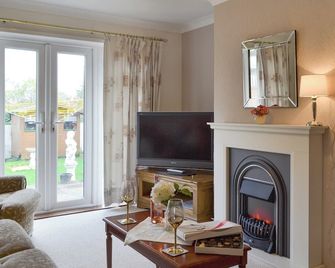 2 bedroom accommodation in Whitstable - Whitstable - Living room