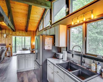 Private Hot Tub Riverfront Escape in Shawano - Shawano - Keuken