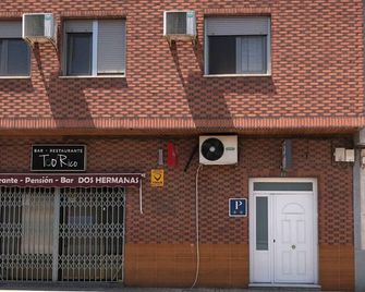 Pensión Dos Hermanas - Bolaños de Calatrava - Building