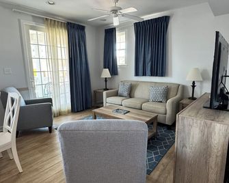 Ebb Tide Suites - Ocean City - Living room